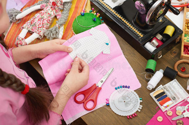 女孩缝木偶衣服,顶看法,缝纫附件顶看法,英文字母表的第19个字母