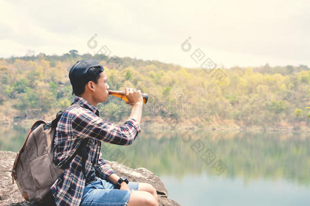 幸福的亚洲人低到臀部的男人背包