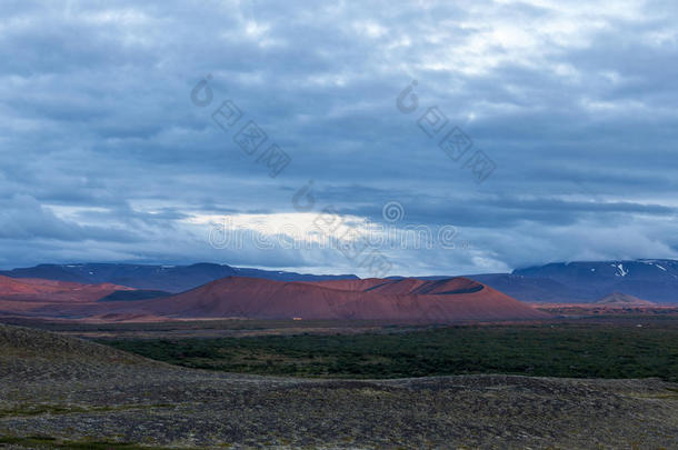 令人晕倒的红色的火山火山口在近处克拉布拉火山点火在上面在旁边.