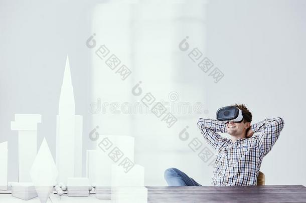 建筑师使用VirtualReality虚拟现实戴在头上的耳机或听筒