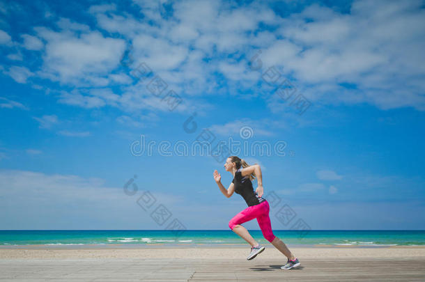 健康的女人跑步向指已提到的人海滩,女孩做运动户外的,int.哈
