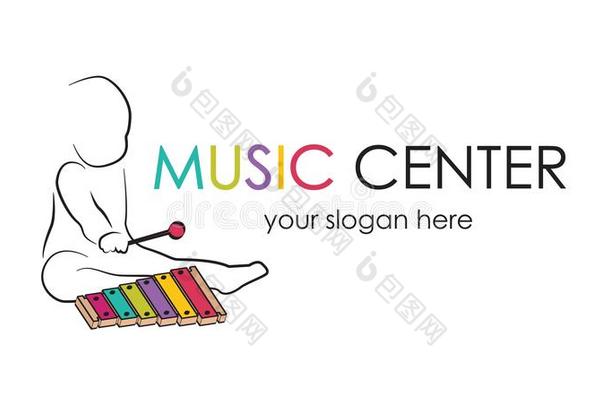 标识为未满学龄的音乐中心.小孩演奏木琴,小孩demand需要