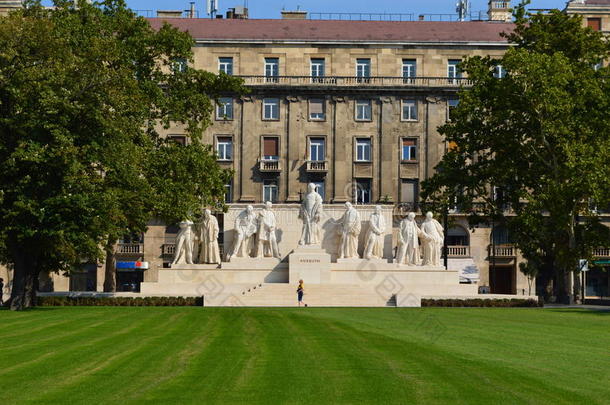 雕像采用布达佩斯