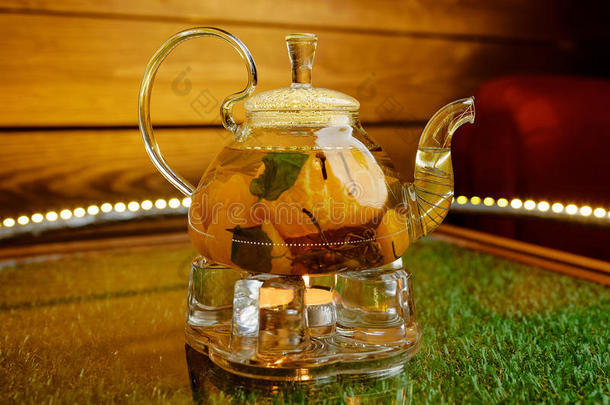 玻璃茶壶和热的普通话茶水和普通话部分