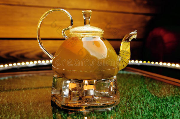 玻璃茶壶和热的桔子茶水和桔子部分