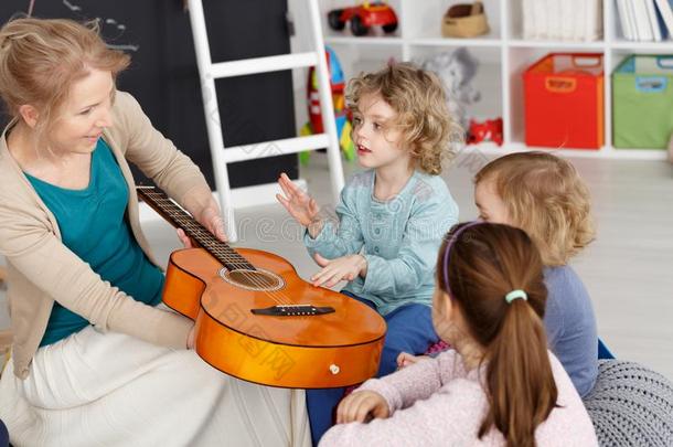 音乐教训和小孩