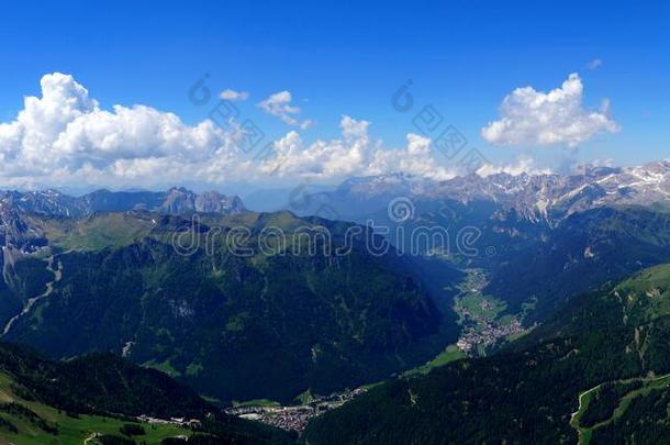 不可思议的全景的看法关于白云石山/马尔莫拉达峰山峰