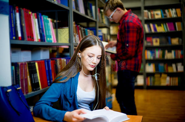 大学学生采用图书馆