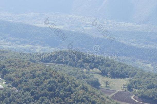 全景画山山谷关于指已提到的人河齐塔人从指已提到的人岩石Ostrosk