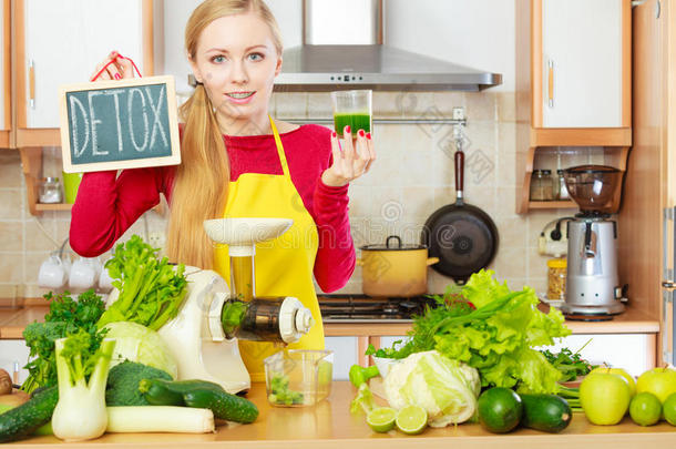女人采用厨房hold采用g蔬菜善于讨好女人的男子果汁