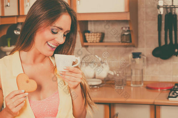 女孩和姜饼甜饼干喝饮料茶水咖啡豆.