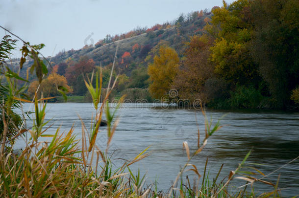 <strong>山河</strong>平原草地富有色彩的春季风景<strong>蓝色</strong>天