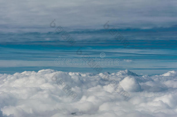 灰色的云遮盖看见从在上面阿吉斯特蓝色天地平线