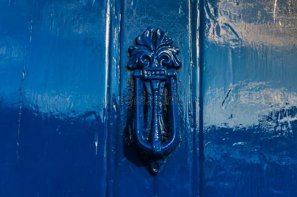 蓝色门和黄铜门环采用装饰的形状,美丽的家