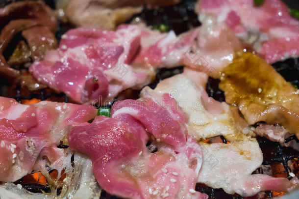 生的猪肉切成片为烤架日本人方式<strong>日式</strong>烧肉.浅的focal焦点的
