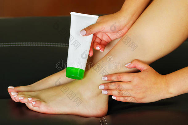 女人关心的关于她脚和放置吸水乳霜向它winter冬天
