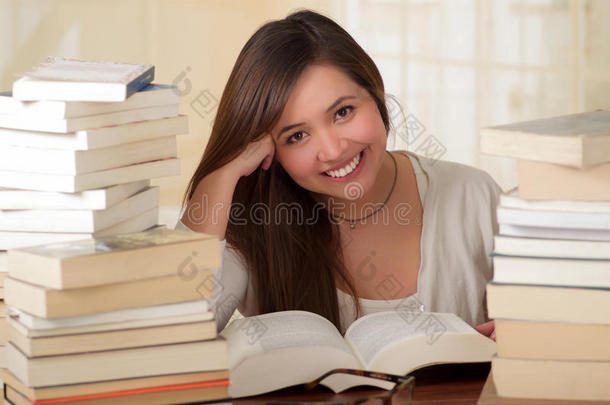 肖像关于聪明的学生和敞开的书阅读它采用大学