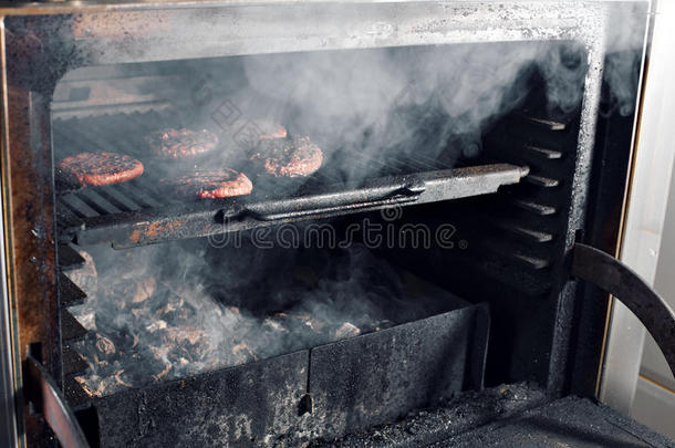 barbecue吃烤烧肉的野餐烤的汉堡包小馅饼向指已提到的人热的燃烧的<strong>木炭</strong>烧烤,英语字母表的第6个字母