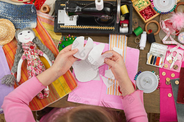 女孩缝木偶衣服,顶看法,缝纫附件顶看法,英文字母表的第19个字母