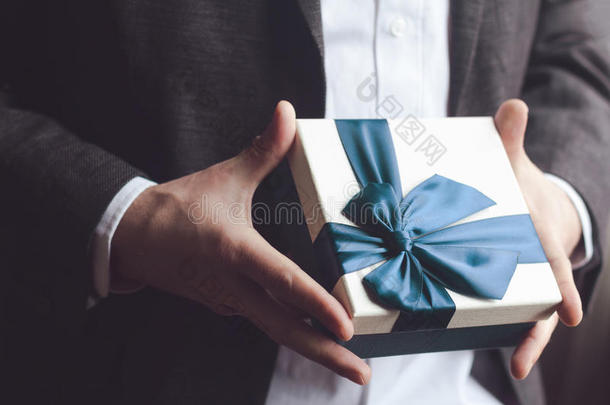 男人采用一套外衣offer采用g赠品和蓝色带