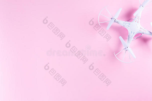 照片关于白色的<strong>四方</strong>直升机向明亮的粉红色的背景