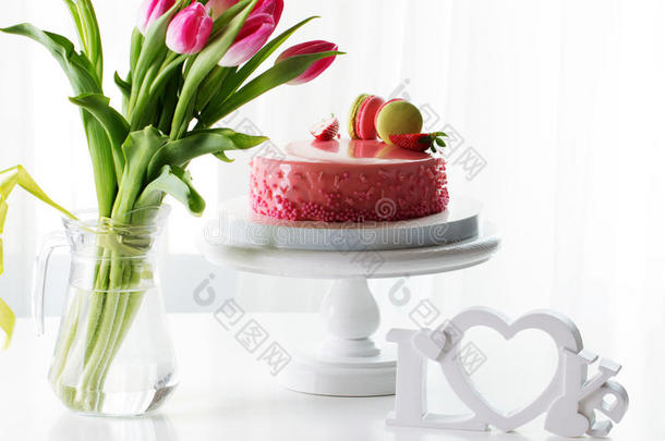 粉红色的浪漫的<strong>蛋糕装饰</strong>和马卡龙和<strong>草莓</strong>