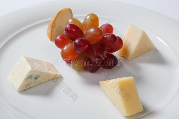 各式各样的干酪和葡萄向一白色的pl一te