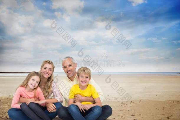 肖像关于幸福的<strong>家庭</strong>在海滩<strong>反对</strong>天
