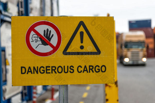 手势警告关于工作安全.符号`危险的货物`.