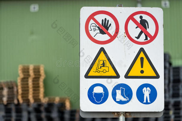 手势警告关于工作安全.