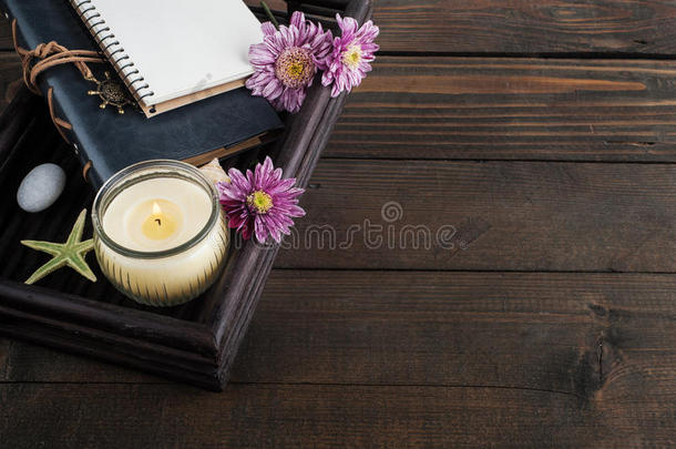 敞开的空白的笔记簿,<strong>点火</strong>蜡烛,花