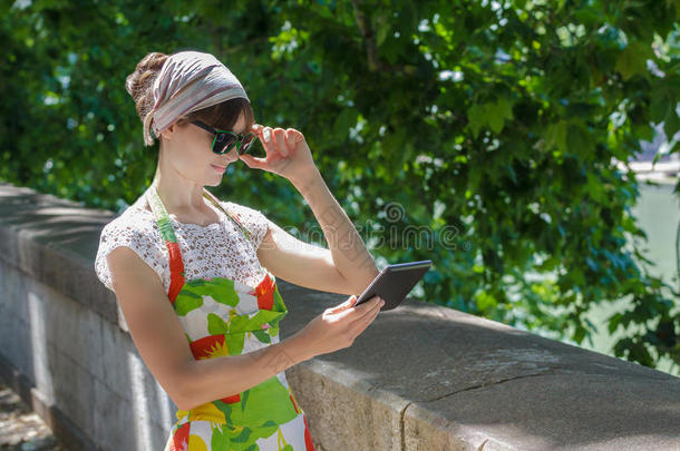 旅行者女孩有样子的在触摸屏关于碑计算机向树英文字母表的第19个字母