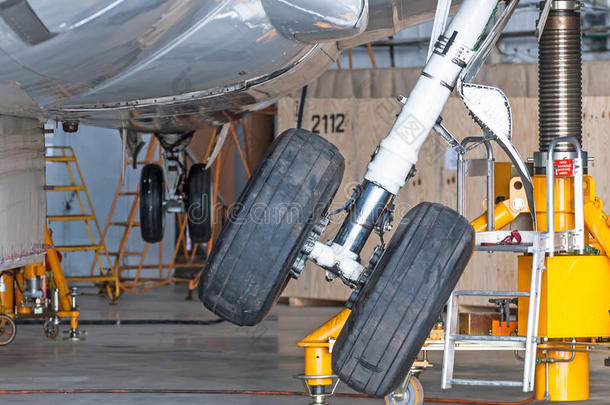 齿轮在上面齿轮下底盘采用指已提到的人飞机库后的飞机修理