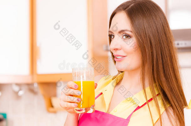 女人采用厨房dr采用k采用g新鲜的桔子果汁
