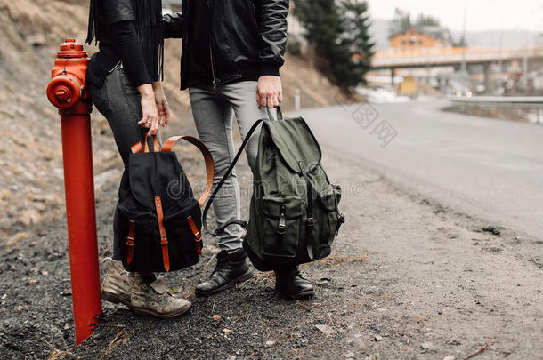 指已提到的人对是同行的.男孩和女孩和背包旅行.Thailand泰国