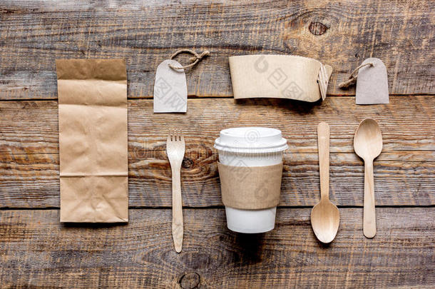 食物传送工作台和纸袋和扁平的餐具表后面