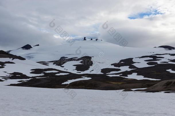 下雪的斯奈费尔斯乔卡尔火山顶点.