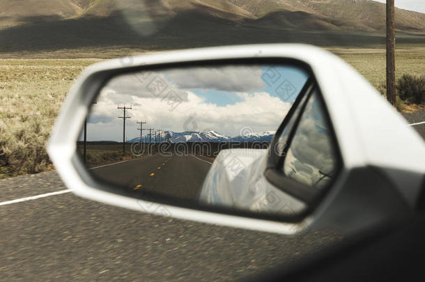 山采用面镜子看法向有关运动的汽车
