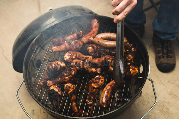 男人<strong>烧烤</strong>肉向barbecue<strong>吃</strong>烤烧肉的野餐<strong>烧烤</strong>