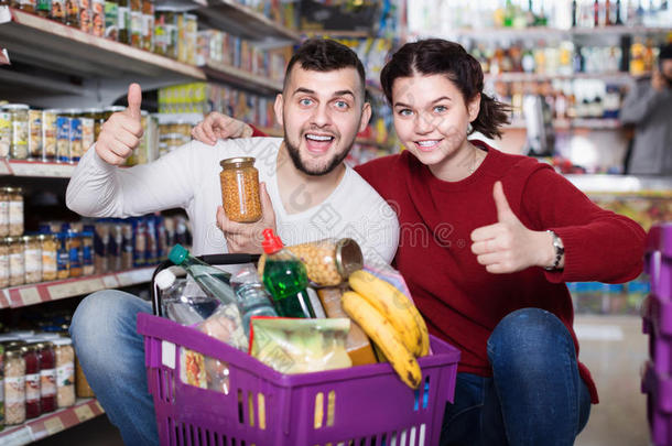 对购买<strong>镀锡</strong>的食物在食品杂货店商店