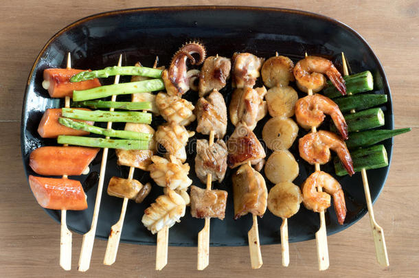 日式烧鸡串:日本人咬-有大小的食物串肉扦:芦笋,香肠,