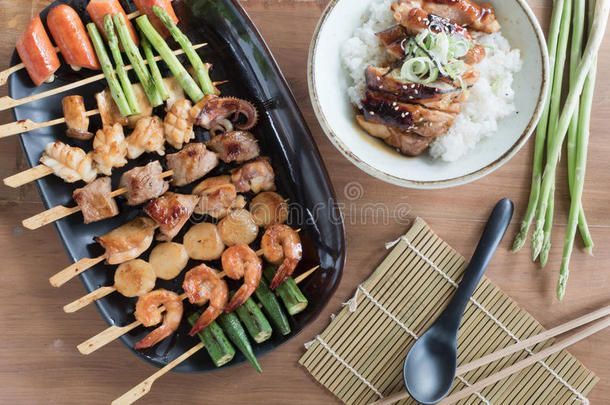 日式烧鸡串:日本人烤的咬-有大小的食物向串肉扦和奇克