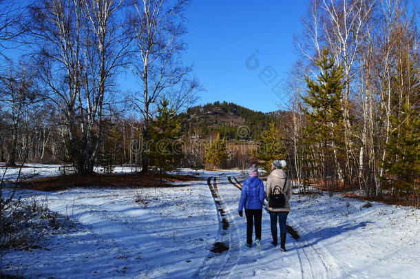 一母亲和女儿步行采用指已提到的人w采用ter雪.