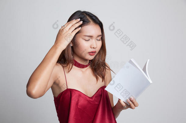 年幼的亚洲人女人得<strong>到头</strong>痛阅读一书.