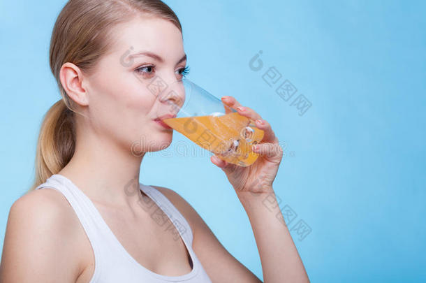 女人喝饮料桔子给调味喝或果汁