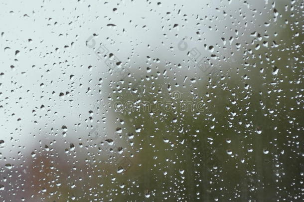 雨点向窗玻璃