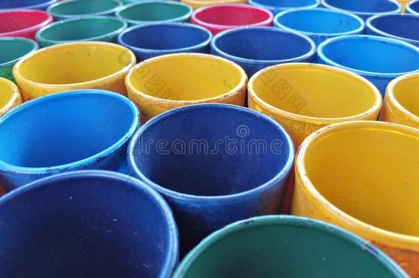 富有色彩的polyvinylchloride聚氯乙烯塑料制品管子将切开