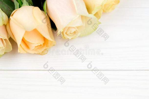 花束关于米黄色玫瑰向白色的木制的酿酒的背景,顶英语字母表的第22个字母