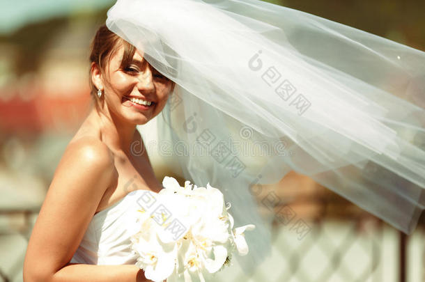 新娘微笑佃户租种的土地一白色的花束采用她一rm在期间w采用d吹气