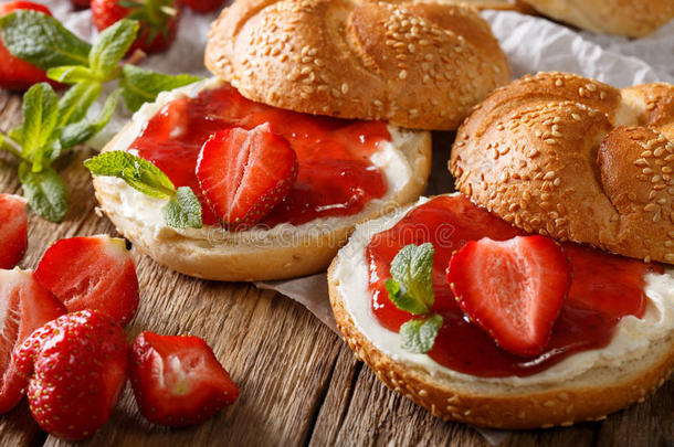 甜的圆形的小面包或点心和草莓果酱,乳霜奶酪和薄荷特写镜头.英语字母表的第8个字母